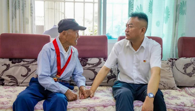 开远市委领导班子带队 走访慰问军队离休干部和困难老党员