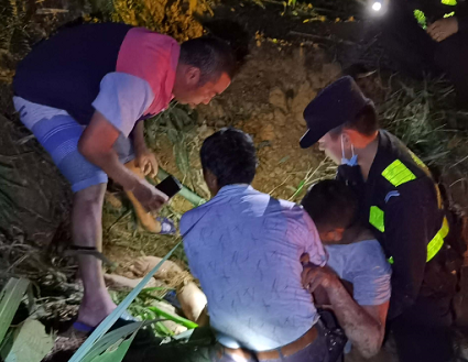 云南文山:货车坠崖 警民联手展开生死营救