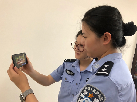 “警言警语”当好习总书记“七一”讲话精神的宣讲员 时而凝神静听，时而奋笔疾书，时而掌声雷动.....。