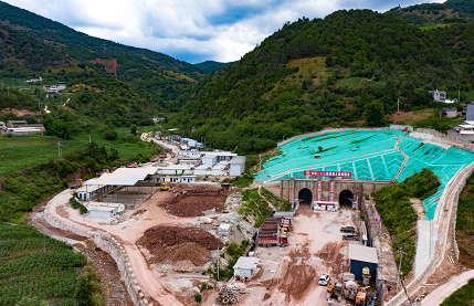 冲出地震带！大瑞铁路大坡岭隧道贯通