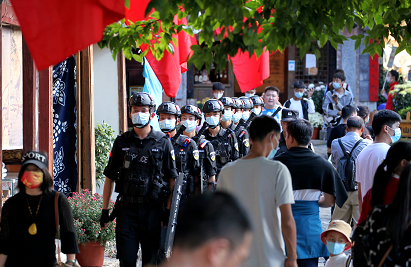 云南公安国庆假期日均投入4.4万警力 全省社会治安大局持续安全稳定