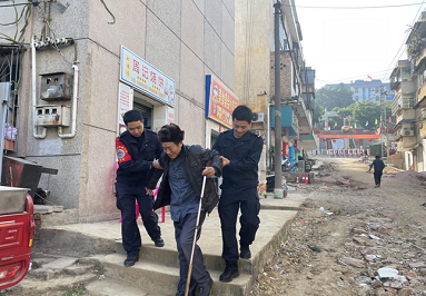 【我为群众办实事】燃气灶出故障老人担忧，移民管理警察紧急相助避隐患