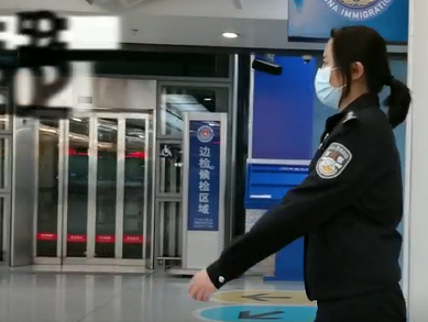 昆明边检民警坚守岗位迎节日