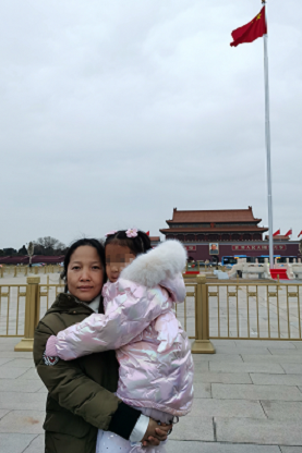 牺牲民警妻子替他到天安门看升旗