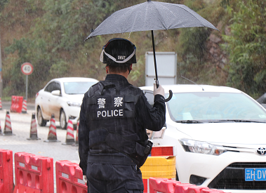 快看，移民小哥哥“湿身”啦！