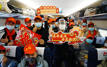 云南铁路开行今年首趟返岗务工列车 457名务工人员乘坐返岗