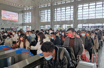 云南：铁路部门及时调整运力 应对节后出行高峰