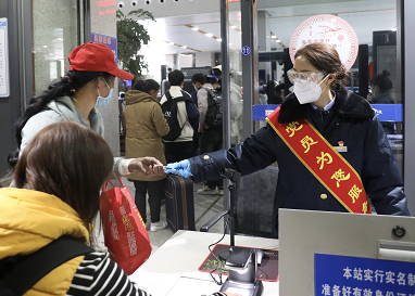 云南：800多名务工人员乘“务工专列”外出就业