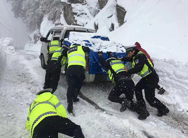 寒潮来袭！云南警方日均投入3.72万警力 战风雪保平安