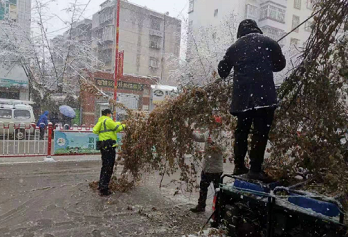 群众暴雪中送30碗米线   民警组团光顾