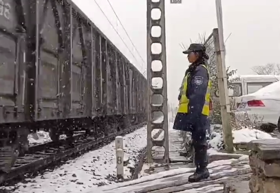 顶风冒雪 奋战一线的“鹰卫人”