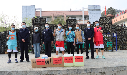 爱心捐赠暖人心  警校共建筑防线