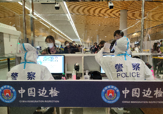 环球在线直播:  芳华不负移民蓝 一抹微笑绽春城