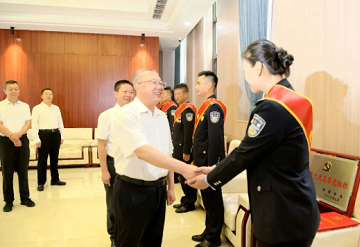 环球在线直播： 州委州政府领导会见全国公安系统英雄模范立功集体西双版纳代表 朱家伟讲话 刀文参加