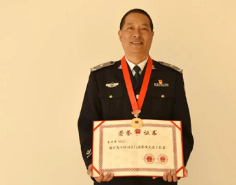 环球在线直播：这位获评全国政法系统“双百政法英模”的抗艾一线医警，离开我们三年了