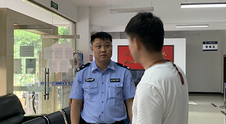 环球在线直播: 红河个旧：天上不会掉馅饼，但也不能掉书包啊！