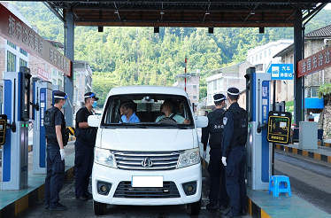 坡脚检查站移民管理警察的十二时辰