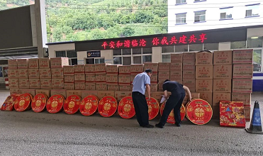 双江自治县公安局查获一起未经许可经由道路运输烟花爆竹案