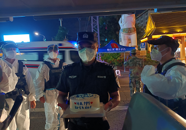 特警小哥因疫情防控两入核心区 穿着防护服迎来自己34岁生日