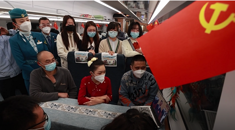 在中老铁路列车上观看党的二十大