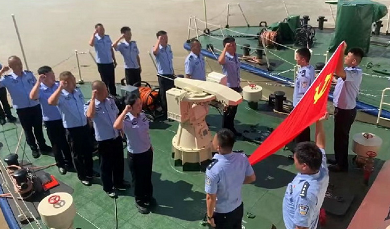 擎旗奋进 让党旗在一线飘扬
