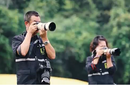 他们把镜头聚焦警察，警营里的“记者”们
