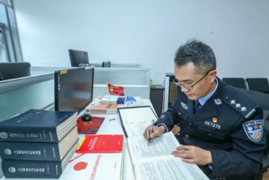 案件质检员 执法守门员 办案好参谋 他的工作就是给办案民警挑刺