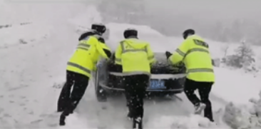 这个“破冰”中队，每年要洒100多吨防滑沙、融雪剂