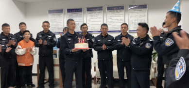 当生日遇上警察节，他依然戍守在边关