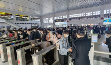 云南铁路迎来春节返程高峰 日发送旅客将突破30万