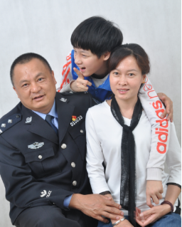 “好警嫂”这个称号有多重？