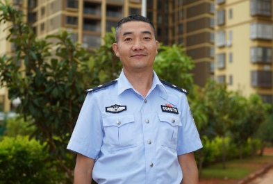 疏散的群众安全了，他却永远倒下了