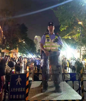一名执勤民警的“泼水节”