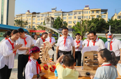 姜山在芒市看望慰问少年儿童时指出：让祖国的花朵在新时代阳光下茁壮成长