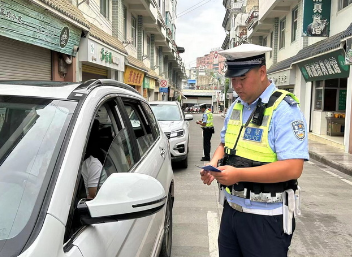 护航高考|你高考，我护航！护考路上，凤庆警察“蜀黍”从不缺席！