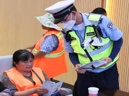亲爱的环卫工人师傅们，请您注意交通安全!
