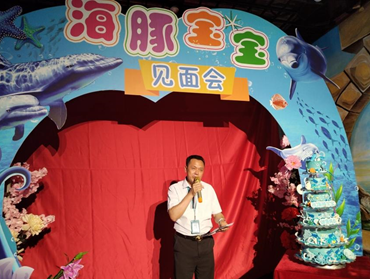 贵州省第一只人工繁育海豚宝宝与广大游客见面