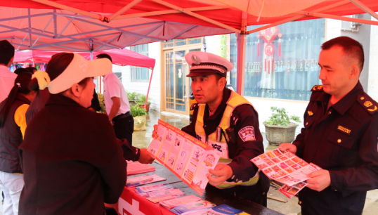 小湾镇：摆起宣传摊 普法宣传零距离