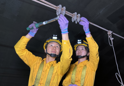 中秋国庆假期：“00后”铁路女接触网工挑战工作“禁区”
