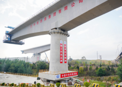 万吨连续梁空中交会对接 渝昆高铁两座特大桥连续梁同时成功转体 跨越沪昆铁路