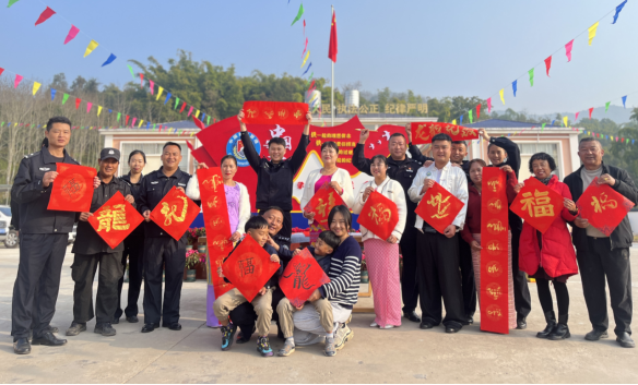 双语春联送祝福 警民携手迎新春