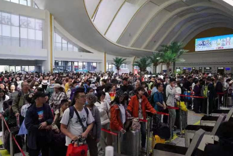 中老铁路西双版纳站单日到发旅客突破5.2万人次