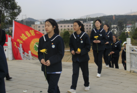 云南祥云县祥城镇一中清明节为烈士扫墓祭奠革命先烈