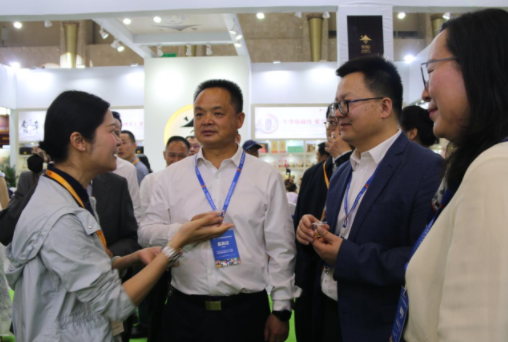 系统报道八  云南省茶叶流通协会“三茶统筹”乡村振兴挂钩联系点茶产品首次亮相昆明茶博会