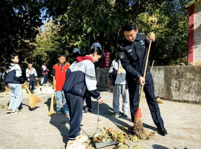 畹町边检站芒棒分站开展“珍爱地球，‘警’紧守护”系列活动