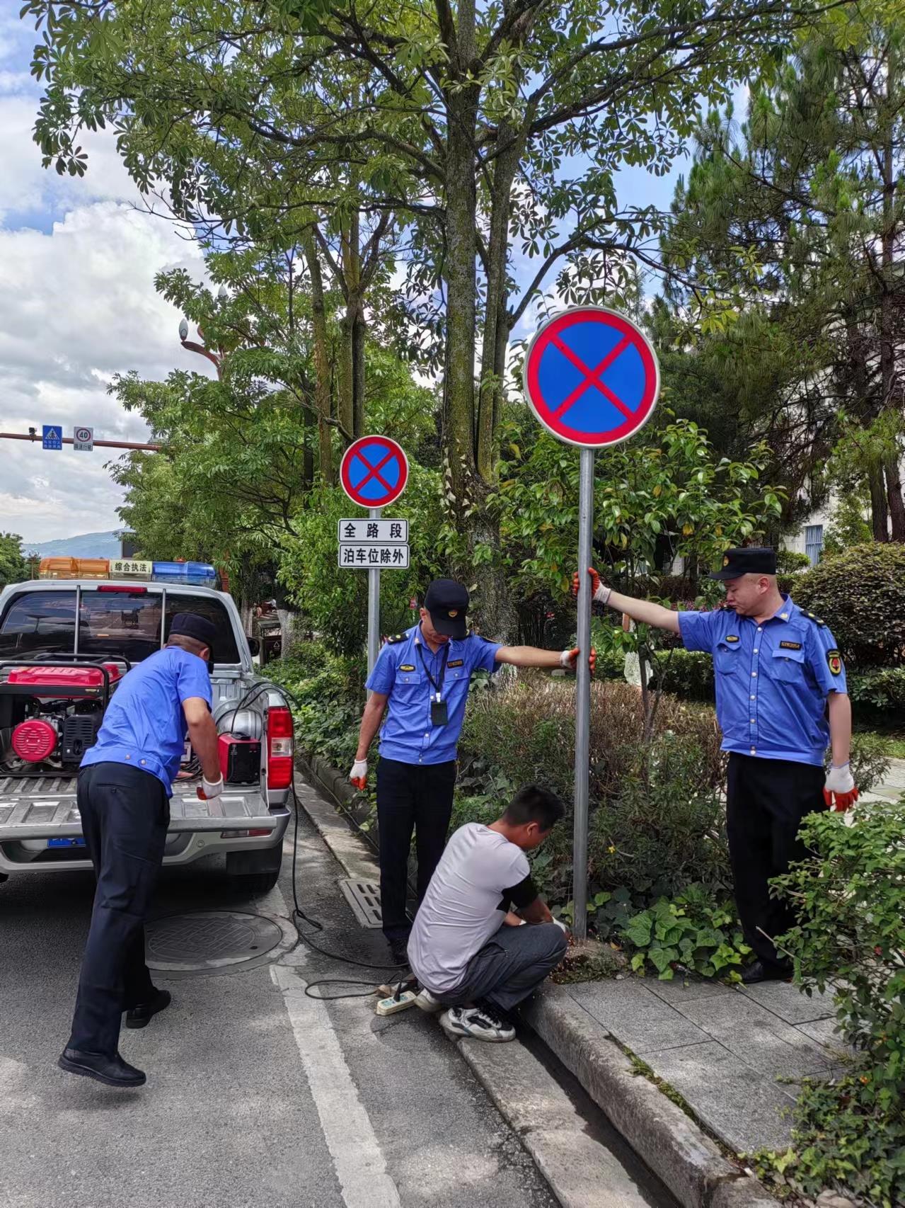 凤庆综合执法:规范路域广告 美化市容环境