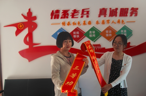 云南祥云县为立功军人家属送喜报