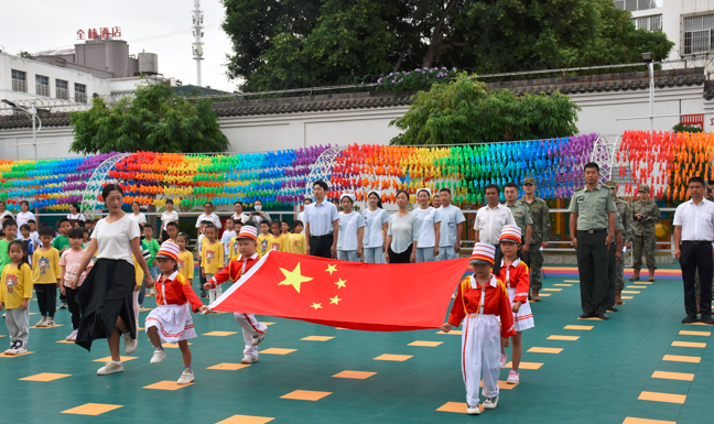 开远市开展“兵心连童心 我当小小兵” 庆“六一”国防教育活动