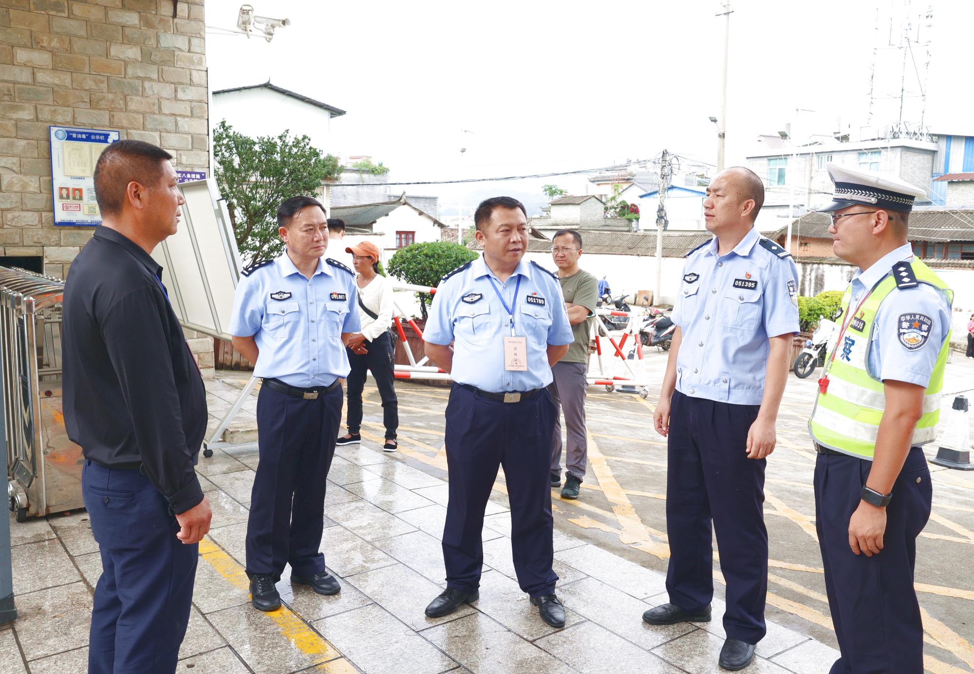 赶考路上，凤庆公安“警”相随