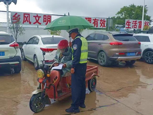凤庆县公安局“四强化四到位”抓实强降雨天气道路交通管理工作